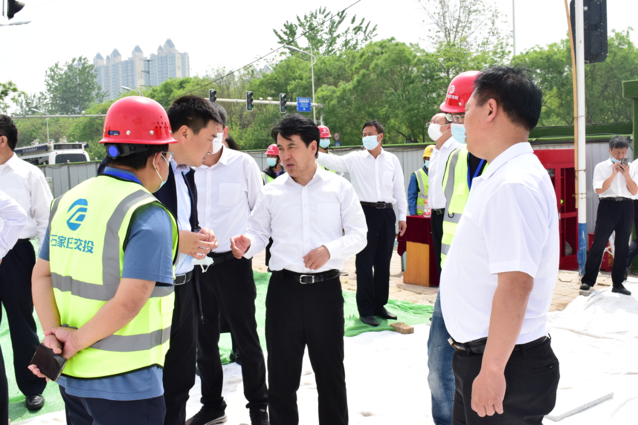 李瑞峰带队调研新建、续建道路项目及景观绿化项目|银河娱乐澳门娱乐网站(图2)