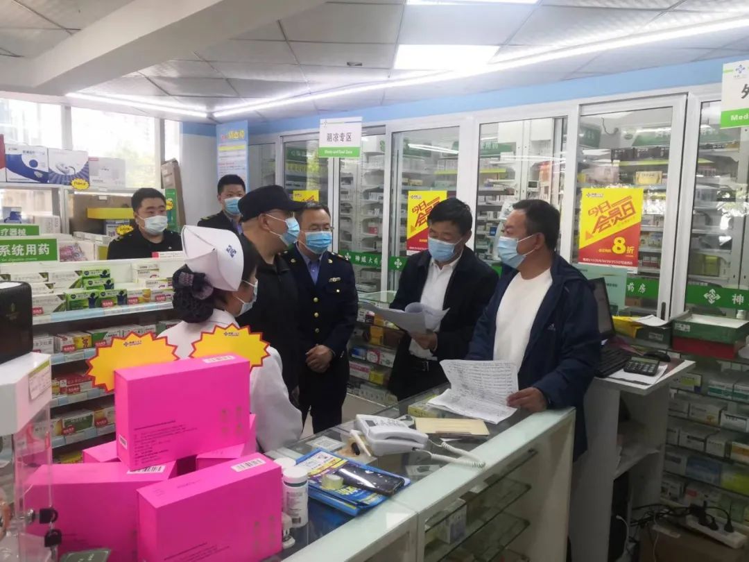 kaiyun官方网：区领导吴炳卫带队对商业综合体和药店进行督导检查(图2)